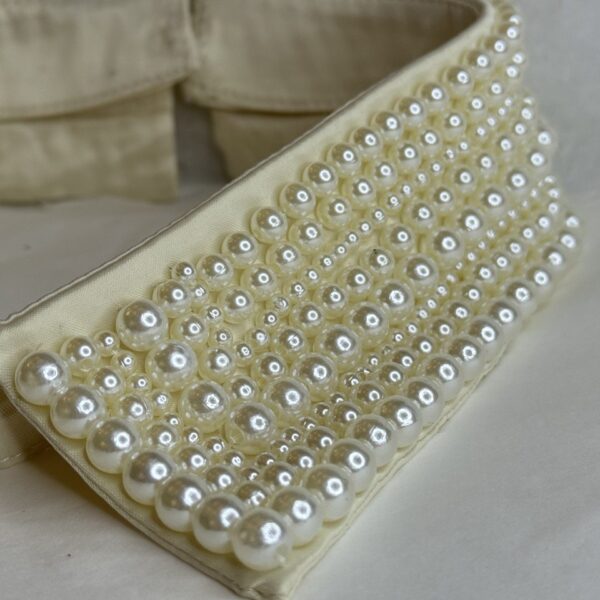 Colletto in tessuto crema con perle cucite