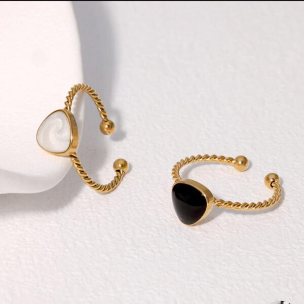 Anello fedina con pietra triangolare