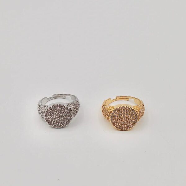 Anello chevalier rotondo con strass