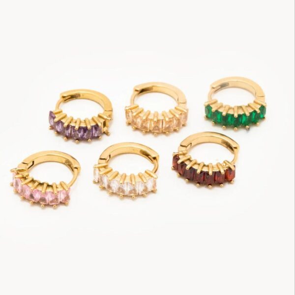 Scopri l'eleganza senza tempo dei nostri orecchini a cerchio in acciaio inossidabile, impreziositi da una vivace selezione di pietre di vari colori. Rifiniti con un raffinato trattamento in oro e argento, questi orecchini uniscono modernità e classicità, rendendoli perfetti per ogni occasione. La loro versatilità e il design elegante li rendono un accessorio ideale per esaltare il tuo stile, aggiungendo un tocco di brillantezza e colore al tuo look quotidiano. Un must-have per chi ama esprimere la propria personalità con gioielli unici e alla moda.
