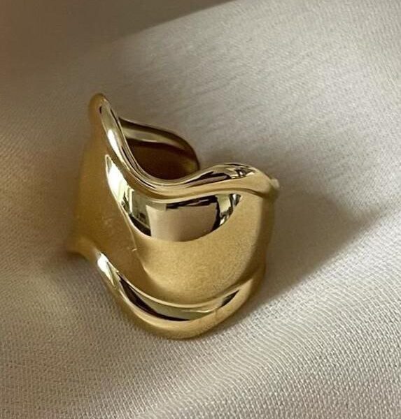 Anello fascia larga a onda
