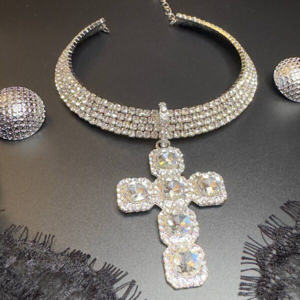 COLLANA RIGIDA STRASS CON CROCE