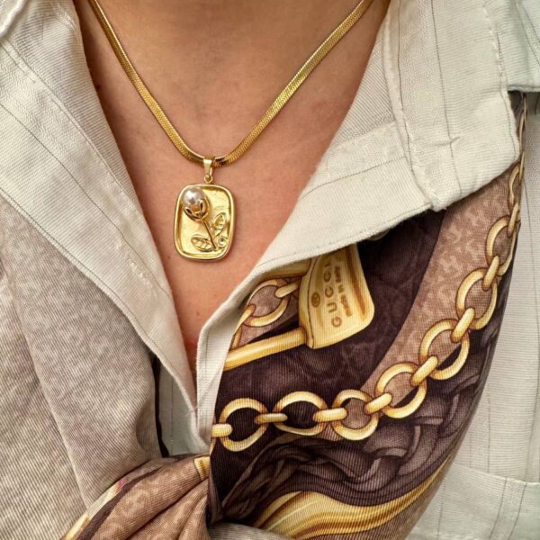 COLLANA PIOASTRINA CON ROSA E PERLA DI ACQUA DOLCE