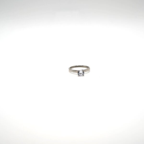 anello solitario con pietra centrale