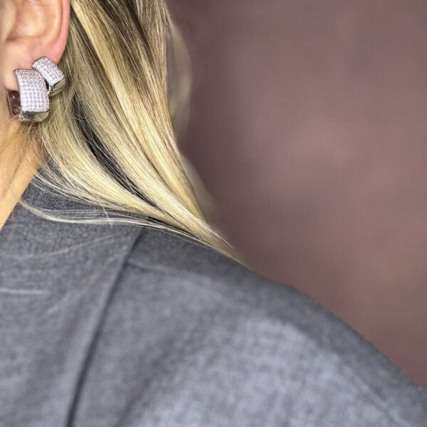 ORECCHINO FASCIA LARGA CON STRASS Orecchino fascia larga con strass
