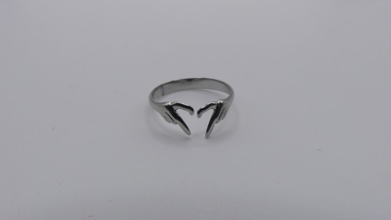 anello con mani forma cuore