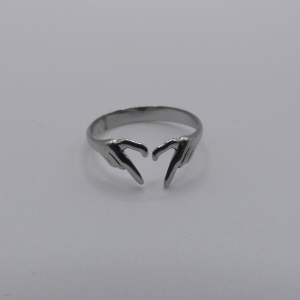 anello con mani forma cuore