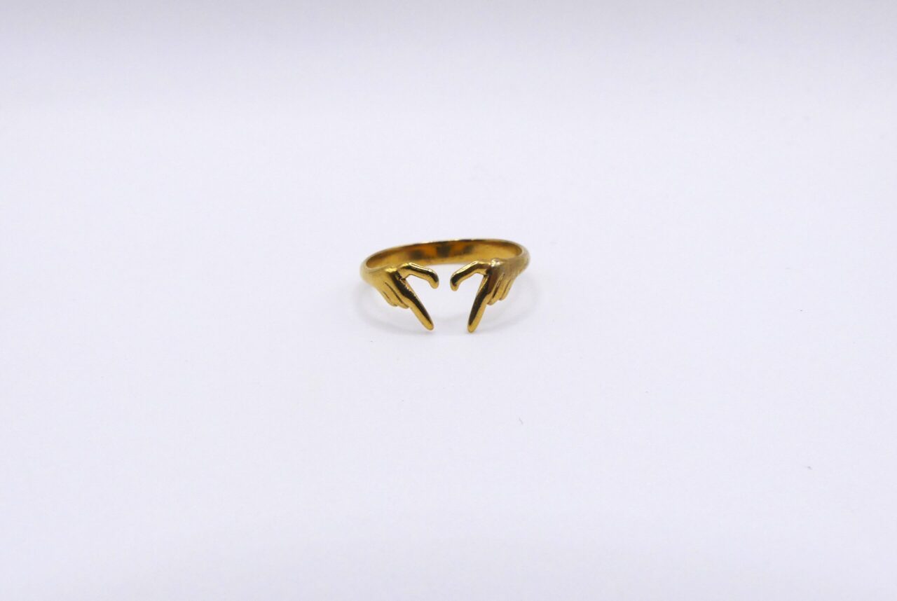 anello con mani forma cuore
