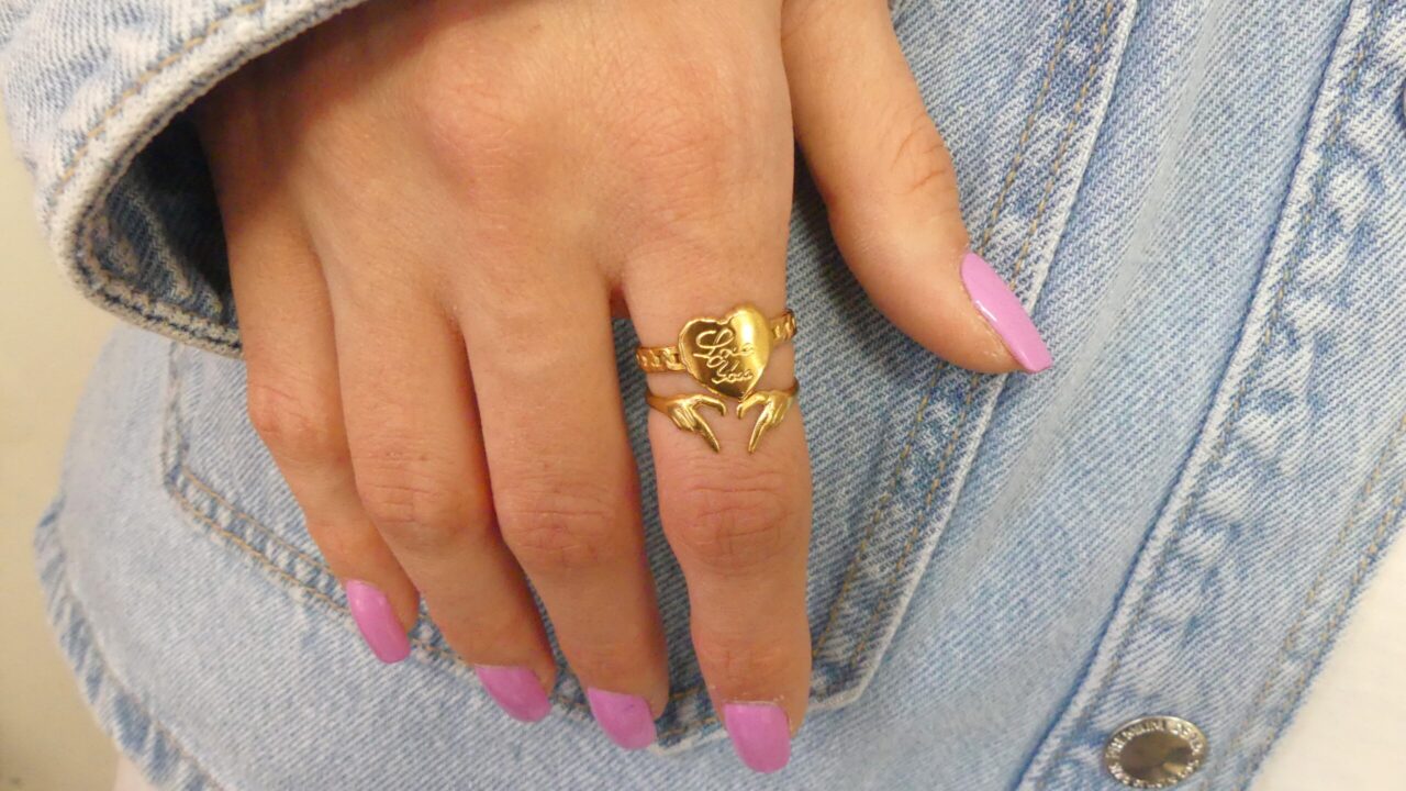 anello con mani forma cuore