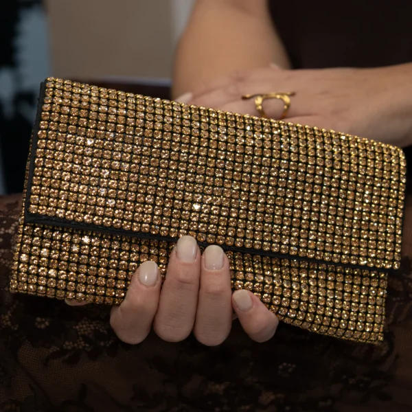 POCHETTE IN PIETRA DI VETRO CON TRACOLLA A CATENA